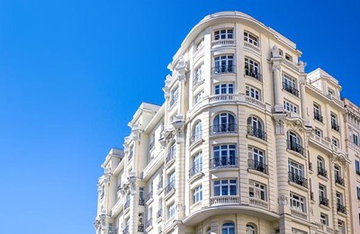 Altbaugebäude mit mehreren Etagen