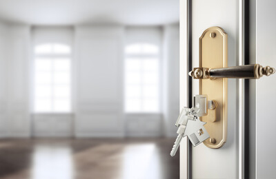 Schlüssel steck auf offener Wohnungstüre