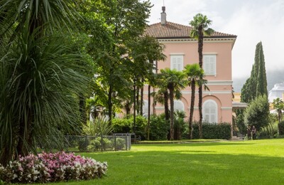 Große rosane Villa in Kroatien mit großer Gartenanlage