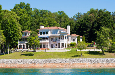 Große weiße Villa mit großem Grundstück am Bodensee in der Schweiz
