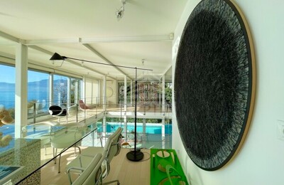 Helles Zimmer mit Ausblick in einer Villa