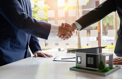 Handschlag mit dem Kooperationspartner