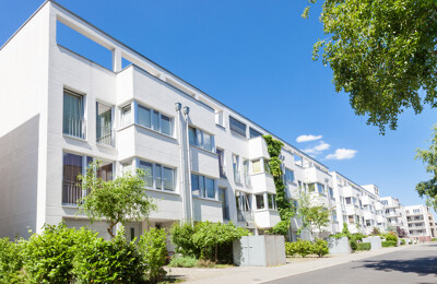 Moderne weiße Reihenhäuser