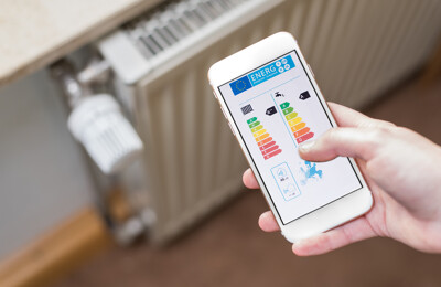 Auf Handydisplay werden Energieeffizienzklassen angezeigt