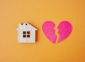Haus und gebrochenes Herz