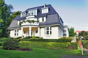 Ein großes modernes Einfamilienhaus im Grünen