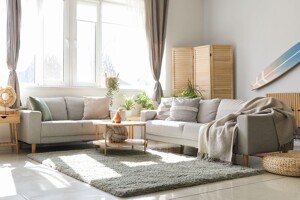 Helles Wohnzimmer mit großer Couch