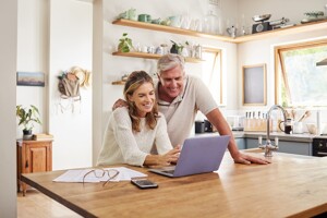 Paar bespricht Immobilienfinanzierung