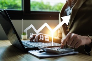 Arbeit am Laptop mit Taschenrechner