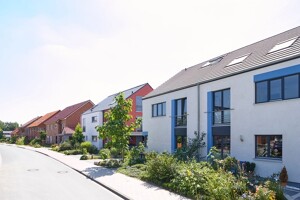 Blick entlang einer Straße mit Neubauten