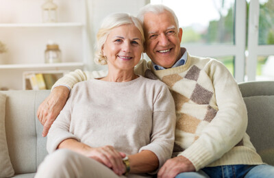 Älteres Ehepaar glücklich auf dem Sofa