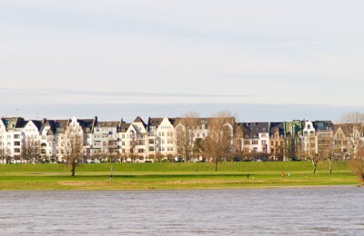 Blick auf Häuser am Rhein