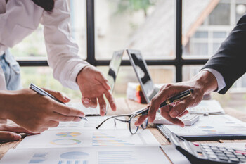Besprechung von Finanzunterlagen für Immobilien