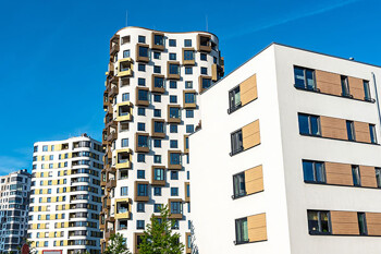 Blick auf Mehrfamilienhäuser und Wohnkomplexe als Kapitalanlage