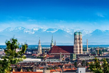 Skyline von München mit Alpen