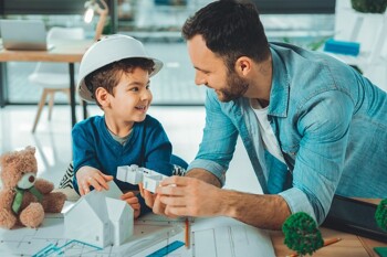 Ein Vater zeigt seinem Sohn ein Hausmodell