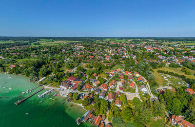 Blick von oben auf Utting am Ammersee