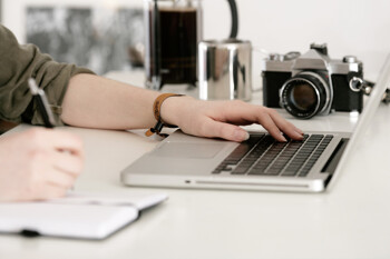 Vorbereitung der Immobilie am Laptop