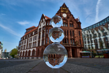 Glaskugeln vor Gebäude in Dortmund