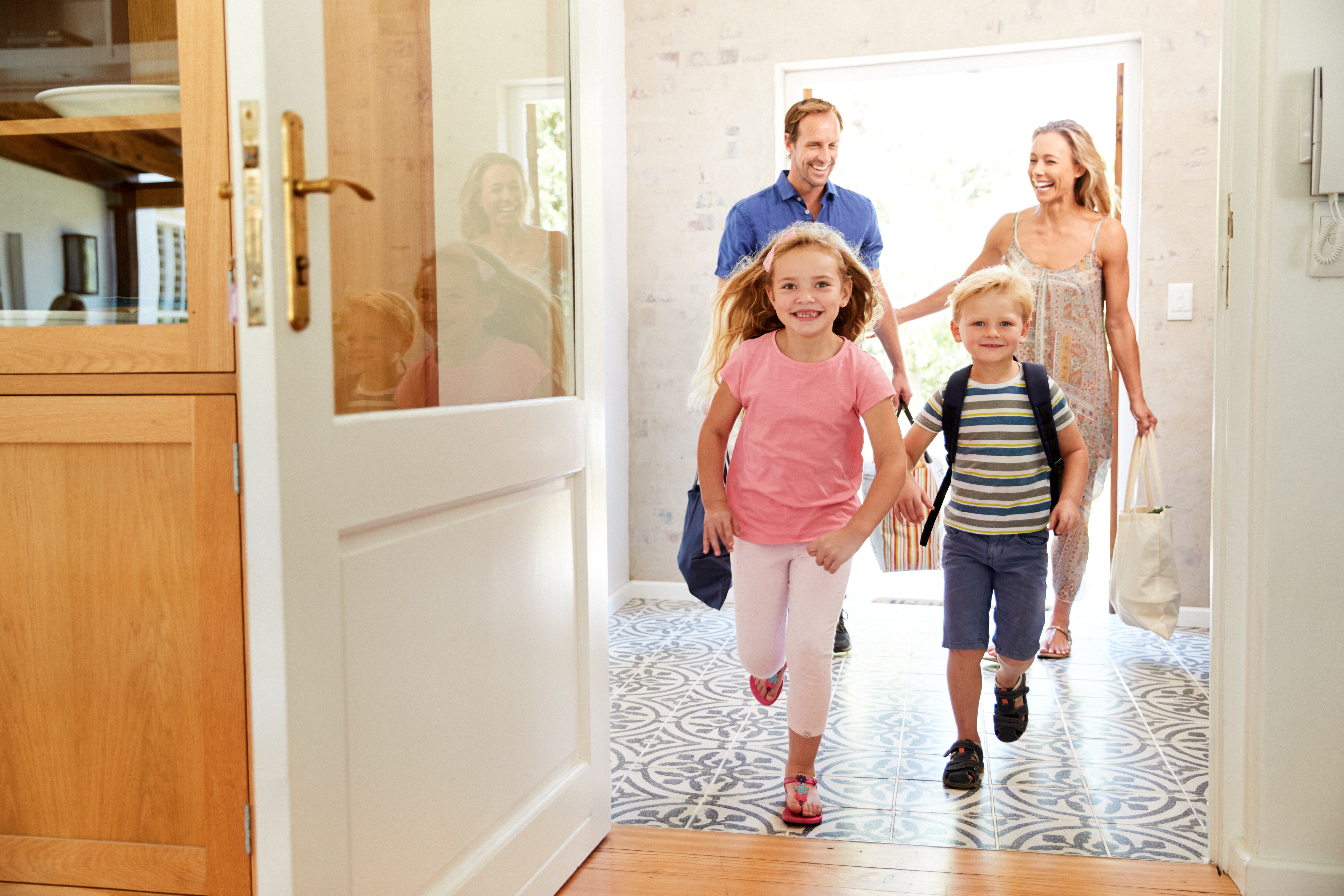 Glückliche Familie im Haus