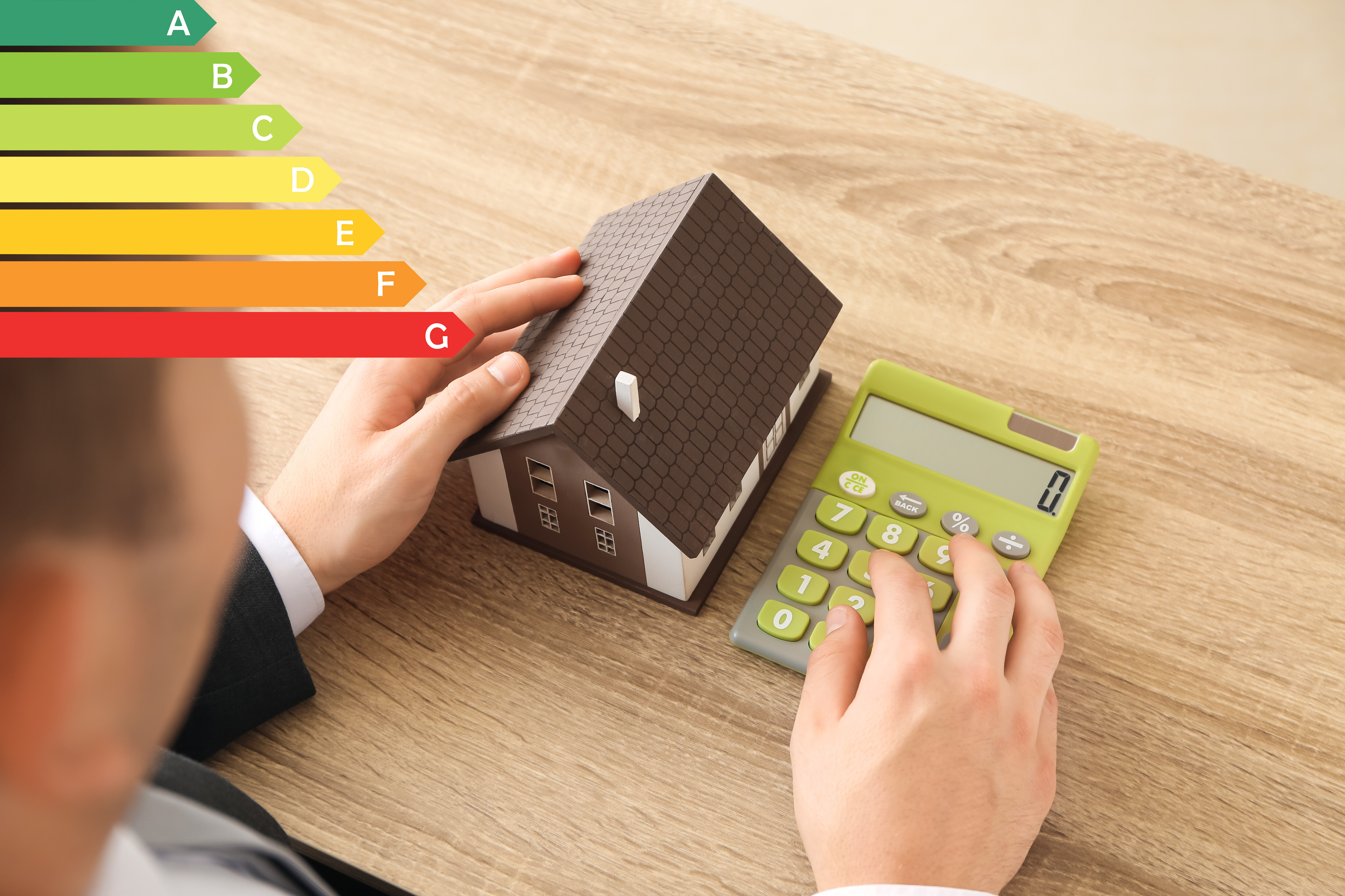 Hausmodell mit Energieskala und Taschenrechner