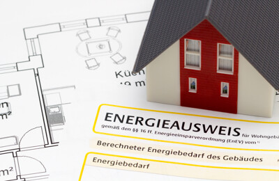 Modellhaus mit Energieausweis und Grundriss