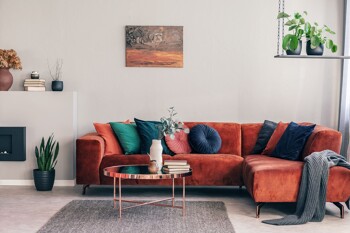 Gemütliches rotes Sofa