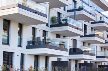Modernes Wohngebäude mit Balkonen