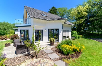 Ein Einfamilienhaus mit Garten und Terrasse