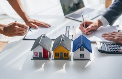 Vertragsunterzeichnung mit Immobilienmakler