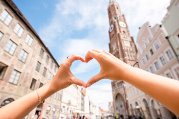 Hände formen ein Herz am Marktplatz Landshut
