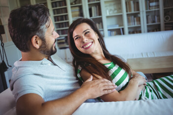 Pärchen auf der Couch