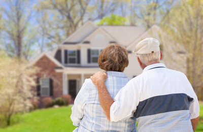 Älteres Ehepaar schaut sich sein Haus an