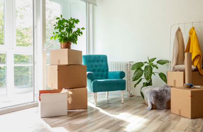 Wohnzimmer mit Umzugskartons