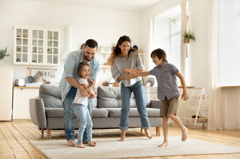 Familie im Wohnzimmer