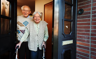 Älteres Paar öffnet Haustüre