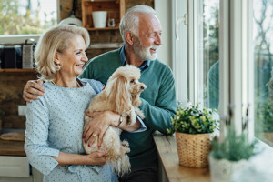 Seniorenpaar mit Hund