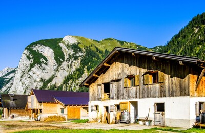 Landwirtschaftliches Haus in den Alpen