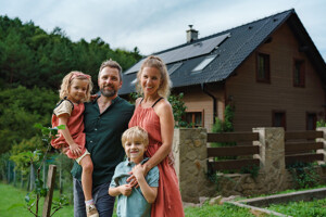 Glückliche Familie vor dem Haus