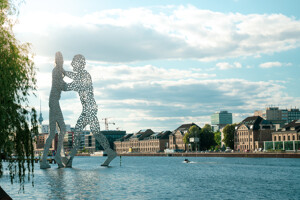 Blick auf monumentales Kunstwerk auf Spree