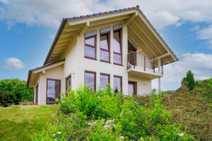 Modernes Einfamilienhaus im Sonnigen Außenbereich