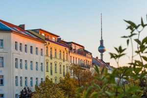 Fernsehturm hinter Wohnungen