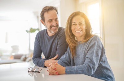Pärchen sitzt am Tisch
