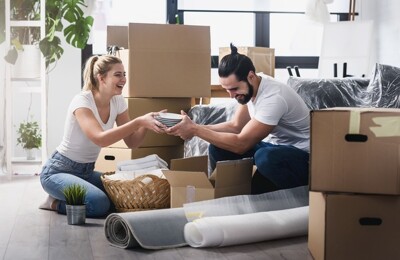 Pärchen packt Umzugskarton aus