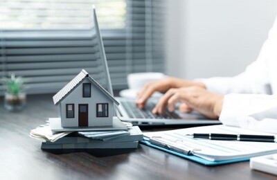 Bilder von Immobilienangeboten auf einem Tisch