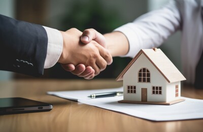 Handschlag mit Makler