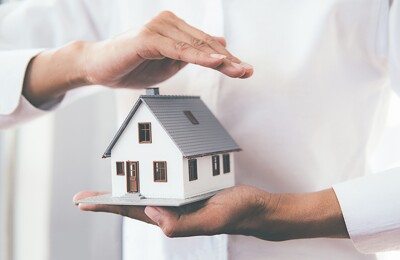 Haus wird in Händen gehalten
