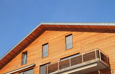 Giebel von einem Holzhaus