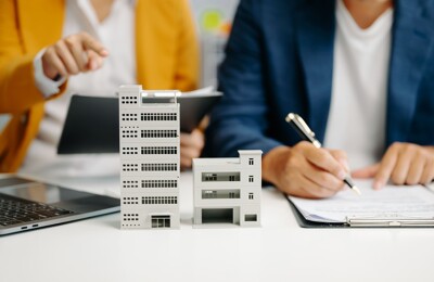 Unterlagen werden unterschrieben