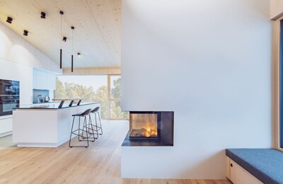 Wohnzimmer mit Kamin